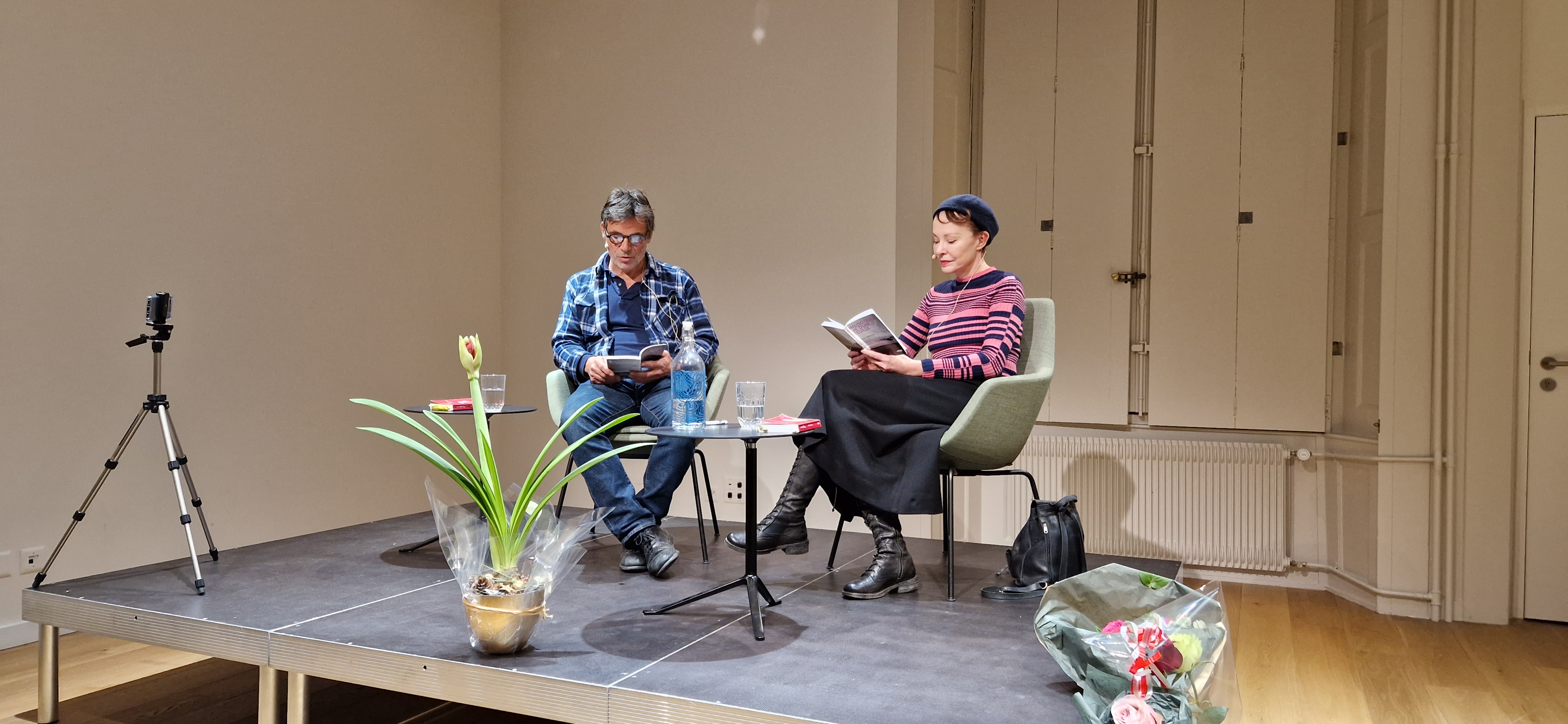 Patricia Bopp et Paul Oberson lisant leurs livres lors d'un vernissage à la maison Rousseau et Littérature de Genève